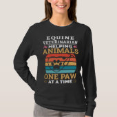 Equine Veterinarian Helping Animals One Paw At Tim Tシャツ (正面)