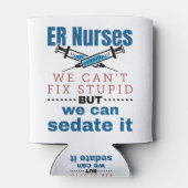 ERナース私たちは愚かさを修正することはできないが、それを確定することができる 缶クーラー (裏面)