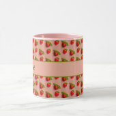 Erdbeeren auf einem rosa Hintergrund in Stoffoptik マグカップ (中央)