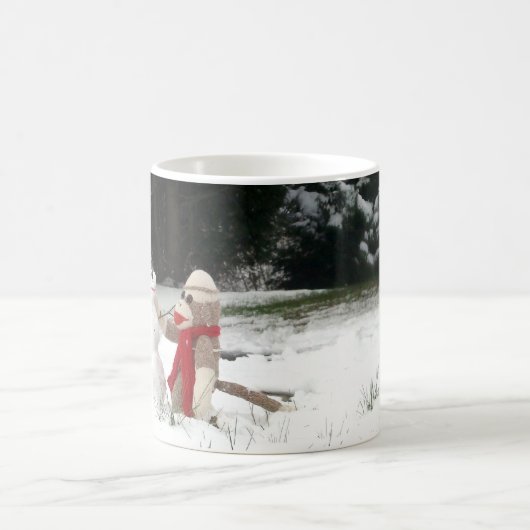 Ernieソックス猿の冬の雪のおもしろいのマグ コーヒーマグカップ (中央)