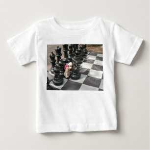 Ernieチェスを遊んでいるソックス猿少しワイシャツ ベビーTシャツ