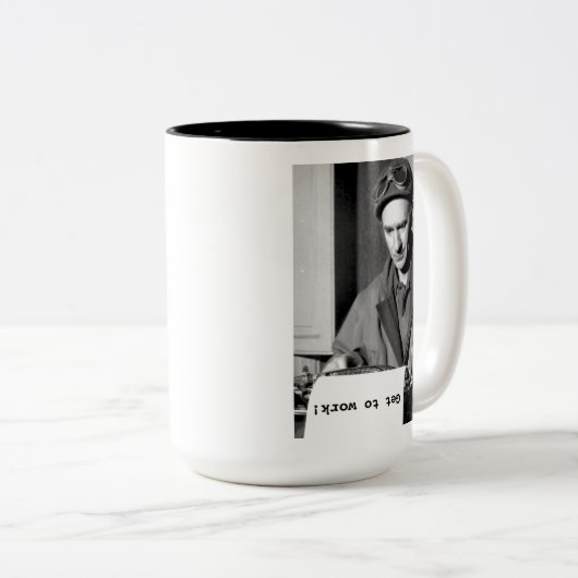 Ernie Pyleは働くことを得ます! マグ (正面右)