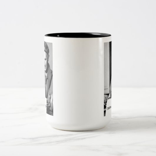 Ernie Pyleは働くことを得ます! マグ (中央)