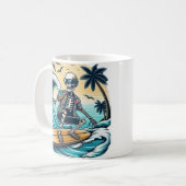 Esqueleto surfeando en una playa コーヒーマグカップ (正面左)