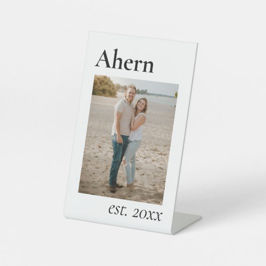 Est. Newlyweds 台座サイン (正面)