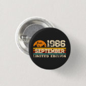 Est. September 1986 limited Edition Custom T-Shirt 缶バッジ (正面&裏面)