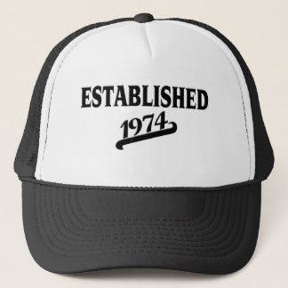 Established 1974.png キャップ