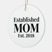 Established Mom Est. 2018 Minimalist Gift Design セラミックオーナメント (左)