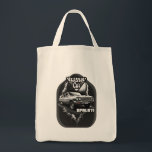 Estampa Carro - Classic Car Opala 71 - Bolsa Tote トートバッグ<br><div class="desc">Print with the Classic Car Opala 71 artwork, a tribute to the classic Brazilian car Opala, model 1971. The print depicts the vehicle in a dark and stylized setting, with a vintage touch and black and white details that highlight the retro design. Ideal for classic car lovers, collectors and enthusiasts...</div>