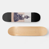 Estatua Metálica de Buda sobre Piso de Madera スケートボード (横)