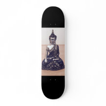 Estatua Metálica de Buda sobre Piso de Madera