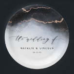 Ethereal霧グラデーションネイビーブルー水結婚色 ペーパープレート<br><div class="desc">Ethereal Mist グラデーション Navy Blue Water color手の水色ミスティ洗浄の背景テクスチャー結婚色彩の鮮やか、バラ金ゴールドフォイルのベアリングラインと紙吹雪ドットとエッジのトレイルを使用したMoodyのデザイン。トレンディーとモダンソフトな夢のようなカラーパレットで季節を探す：ブラック、ほこりっぽいブルー、グレー、ホワイト、バラ金ゴールド、シックなブラシスクリプトレタリングフォントと人気がある共にパーソナライズされた- Wedding Receivation Table Decor Monogram紙プレート!～このデザインのスイート全体を結婚見るために私の店をチェック！</div>