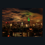 Ethereal Clouds: NYCスカイライン、エンパイアステートビル ポスター<br><div class="desc">Amazing Clouds：ニューヨーク市スカイライン、エンパイア州建物このニューヨーク市の初期夕べ写真の背景には、エンパイア州建物が地球の日に緑色で点灯したミッドタウン・マンハッタンのスカイライン、クライスラー建物などが含まれる。2012 ©NYCisMyMuse全著作権所有</div>