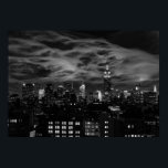 Ethereal Clouds: NYCスカイライン、エンパイアステートビルBW ポスター<br><div class="desc">Amazing Clouds:ニューヨーク市スカイライン、エンパイア州建物このニューヨーク市の初期夕べ写真の背景には、エンパイア州建物が地球の日に緑で点灯したミッドタウン・マンハッタンのスカイライン、クライスラー建物などが含まれる。これは写真の白黒バージョンである。2012 ©NYCisMyMuse全著作権所有</div>