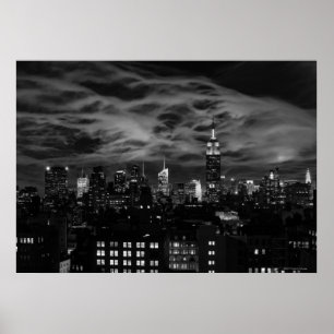 Ethereal Clouds: NYCスカイライン、エンパイアステートビルBW ポスター