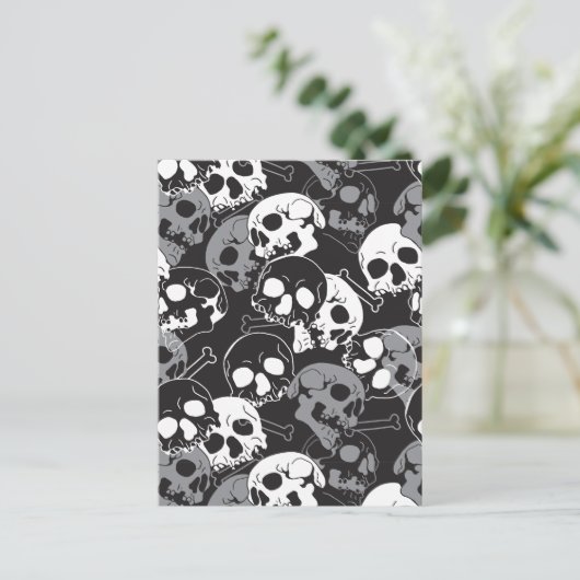 Ethereal Enigma:複雑なパターン(の模様が)あるスカルデザイン ポストカード (スタンド正面)