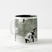 Etonの壁のフットボール ツートーンマグカップ (正面左)