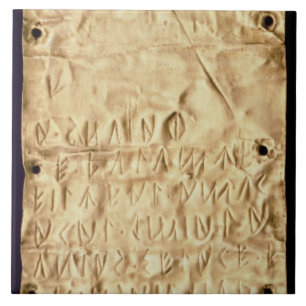 「Etruscanの短い」銘刻文字が付いている金ゴールドプレート、から タイル