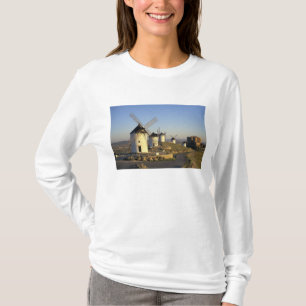 EU、スペイン、カスティーリャ＝ラ・マンチャ州、コンスエグラ。風車と Tシャツ
