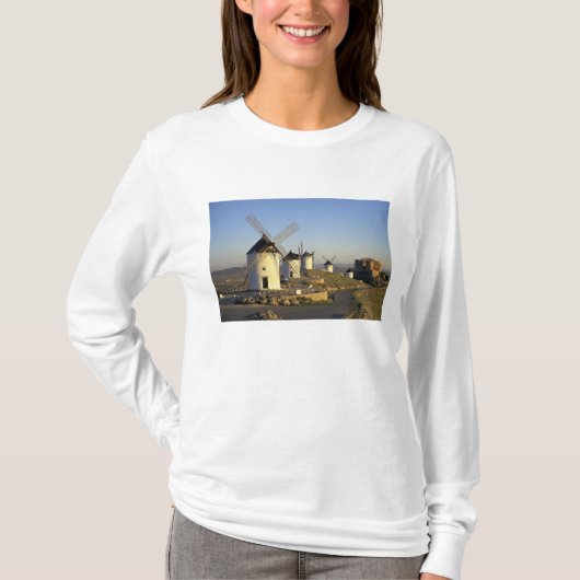 EU、スペイン、カスティーリャ=ラ・マンチャ州、コンスエグラ。風車と Tシャツ (正面)