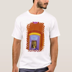 EU, スペイン, バルセロナ。ピカソの近くのライトアップされた入り口 Tシャツ