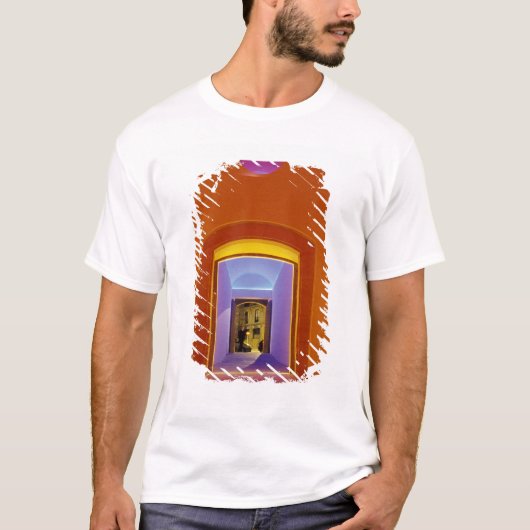 EU, スペイン, バルセロナ。ピカソの近くのライトアップされた入り口 Tシャツ (正面)