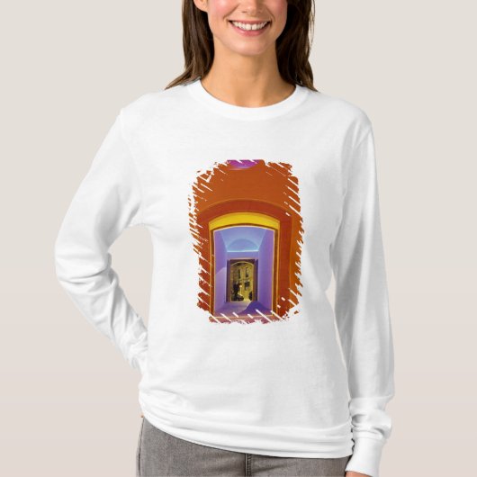 EU, スペイン, バルセロナ。ピカソの近くのライトアップされた玄関口 Tシャツ (正面)