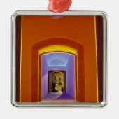 EU、スペイン、バルセロナ。ピカソの近くの明るい戸口 メタルオーナメント (正面)