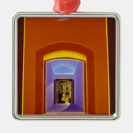 EU、スペイン、バルセロナ。ピカソの近くの明るい戸口 メタルオーナメント (正面)