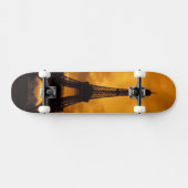 EU、フランス、パリ。 エッフェルタワー。 スケートボード (横)