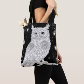 Eule auf Ast unter magischem Sternenhimmel トートバッグ (クローズアップ)