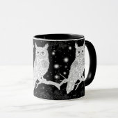 Eule mit Mandala im Winter unterm Sternenhimmel マグカップ (正面右)
