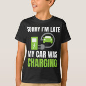 EV Elecを充電していた車が遅れてごめんおもしろい。 Tシャツ (正面)