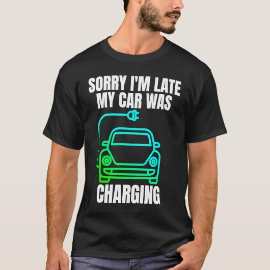 EV Electric Caの充電に遅れてごめんなさい Tシャツ (正面)