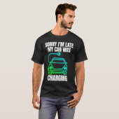EV Electric Caの充電に遅れてごめんなさい Tシャツ (正面フル)