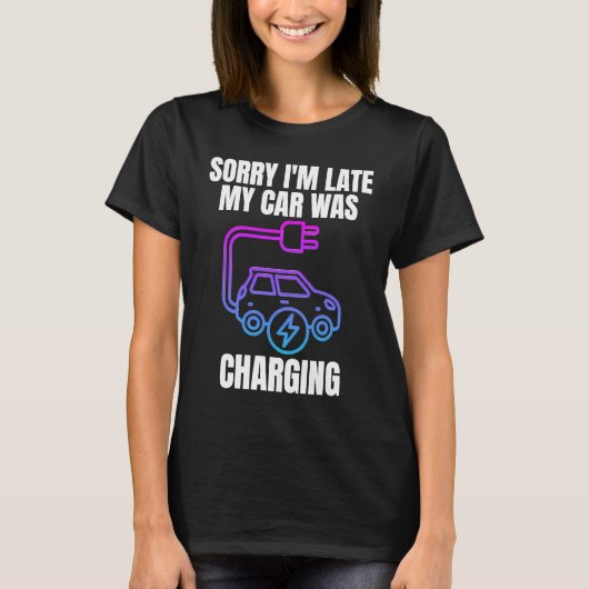 EV Electric Caの充電に遅れてごめんなさい Tシャツ (正面)