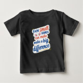 "Even Small Hands Can Make a Big Difference" Kids' ベビーTシャツ (正面)