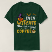 Even Witches Need Coffee Spooky Pumpkin Witch Hall Tシャツ (デザイン正面)