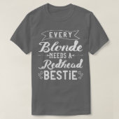 Every Blonde Needs A Redhead Bestie Gift Best Frie Tシャツ (デザイン正面)