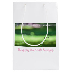 Every Day is a Gentle Earth Day ミディアムペーパーバッグ