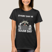 Every Day Is Trash Day Garbage Can Raccoon 4 Tシャツ (正面)