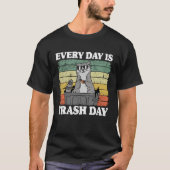 Every Day Is Trash Day Garbage Can Raccoon 5 Tシャツ (正面)