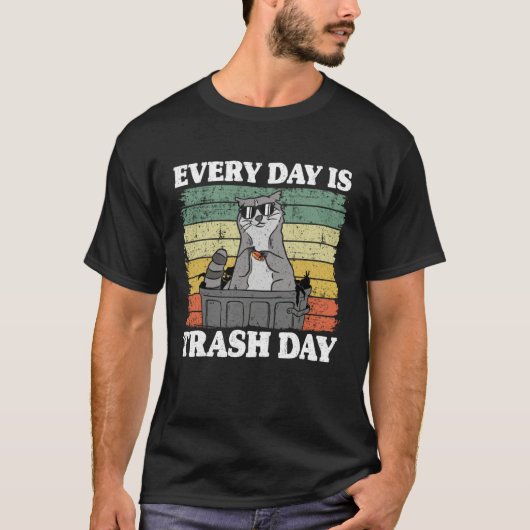 Every Day Is Trash Day Garbage Can Raccoon 5 Tシャツ (正面)