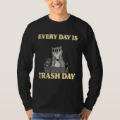 Every Day Is Trash Day Garbage Can Raccoon Tシャツ (正面)