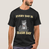 Every Day Is Trash Day Garbage Can Raccoon Tシャツ (正面)