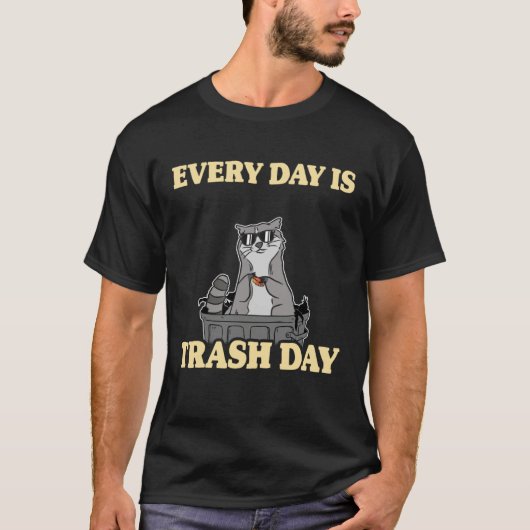 Every Day Is Trash Day Garbage Can Raccoon Tシャツ (正面)