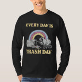 Every Day Is Trash Day Garbage Can Rainbow Raccoon Tシャツ (正面)