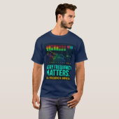 Every Frequency Matters – Music Producer T-Shirt Tシャツ (正面フル)