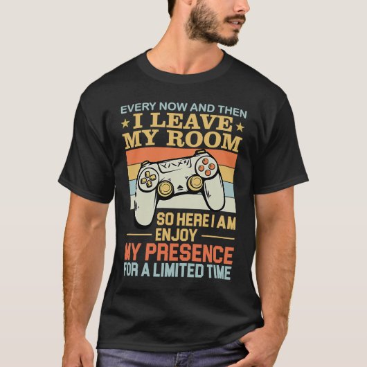 Every Now And Then I Leave My Room Gamer Tシャツ (正面)