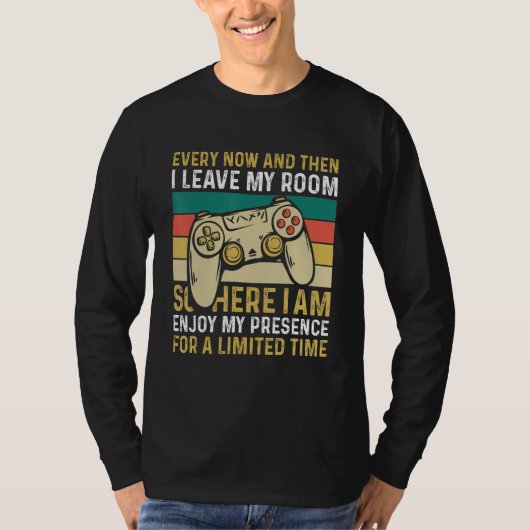 Every Now And Then I Leave My Room Gaming Tシャツ (正面)